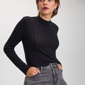 Size M black long sleeve mock neck top